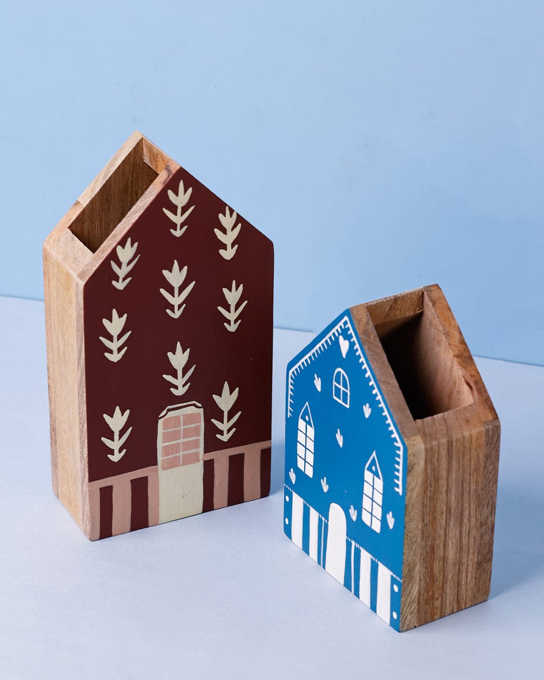 Reading Roofs Hanpdainted Bookeds - Set of 2